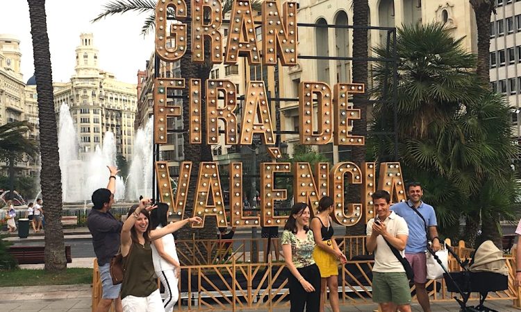 vlc-ttd-events-granfira-1 Event sign with people