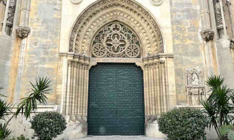 Church facade and door of San Vicente Ferrer in Valencia
